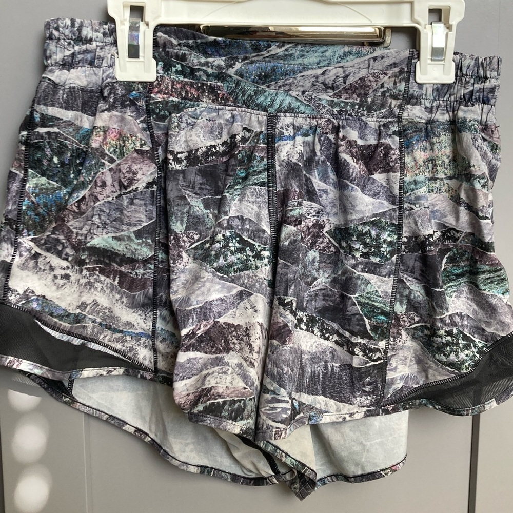 Lululemon Hotty Hots 4” low rise.